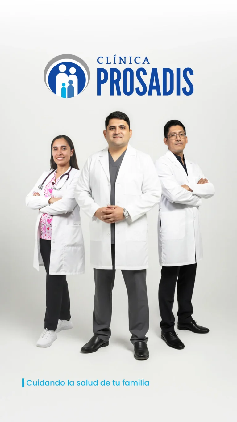 Dentista atendiendo a un paciente sonriente en una clínica dental moderna en Chiclayo, ejemplo de marketing para clínicas dentales en Chiclayo