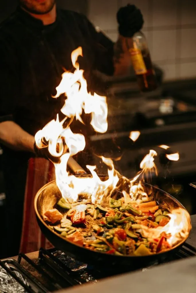 Plato de comida peruana humeante y apetitoso que representa el marketing para restaurantes en Chiclayo