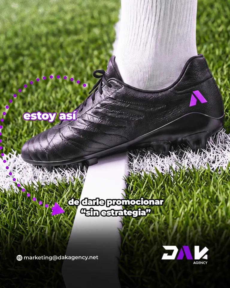Chimpun de futbol sobre el cesped junto al mensaje estoy asi de darle promocionar sin estrategia - darle a promocionar - DAK Agency